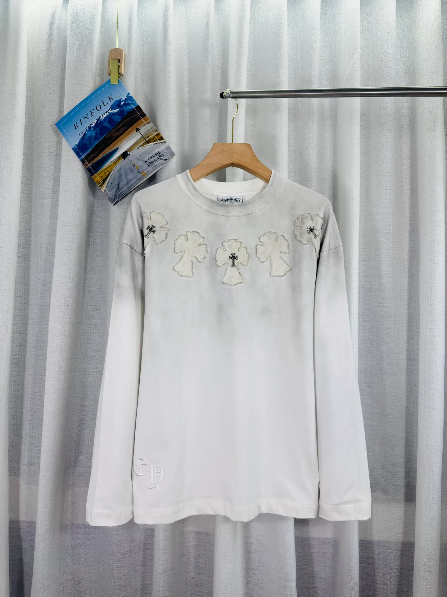 P250 top version, real shot without P, ​​different from market currency) 𝗖𝗵𝗿𝗼𝗺𝗲 𝗛𝗲𝗮𝗿𝘁𝘀/Cro Heart 2025 Autumn and Winter Horseshoe Cross Appliqué Embroidered Couple Casual Long Sleeve 👑The highest version! Customized fabric 320g fabric! Horseshoe cross patch embroidery, a best-selling model at the counter, very comfortable to wear. Accessories: original molded and authenticated collar label ➕ 100% silk wash water label. Genuine purchase-grade original hangtag➕matching hanging rope➕3D hanging beads➕original packaging bag. Craftsmanship: The original version has consistent wiring! The highest version of the armhole matching technique! Color: Black Size: S M L XL Style No.: 5172